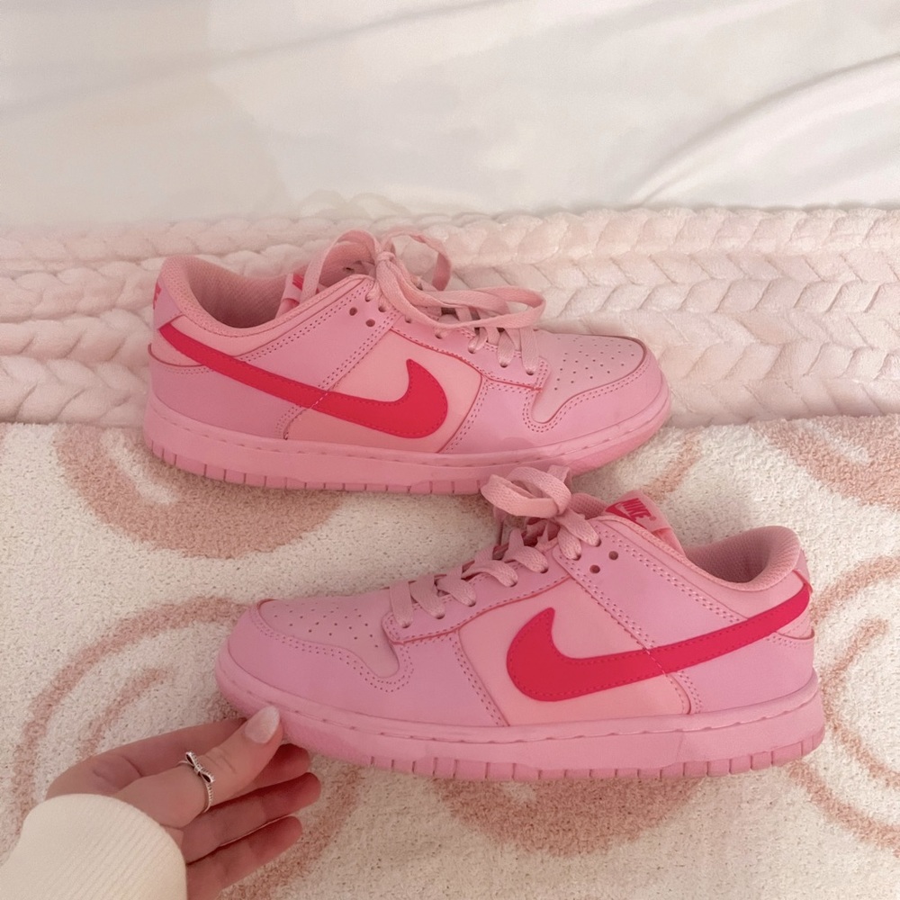 Triple pink Nike dunks